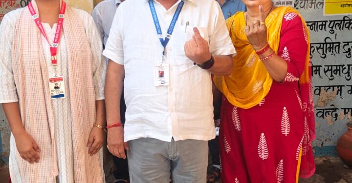 नगर निगम आयुक्त विनोद कुमार शुक्ल पुरवार प्राथमिक शाला भवन बूथ क्रमांक 174 पर पहुंच कर अपने मताधिकार का प्रयोग किया।