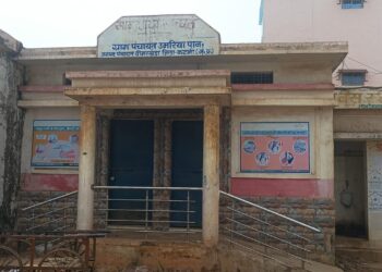 शौचालय में सफाई नहीं, फैल रही बदबू, लोग हो रहे परेशान  सीएचसी और यात्री प्रतीक्षालय के खुले न होने से यात्रियों और लोगों की बढ़ी परेशानी,शौचालय के लिए भटकते है लोग, धूप में खड़े होकर करना पड़ता है बसों का इंतजार