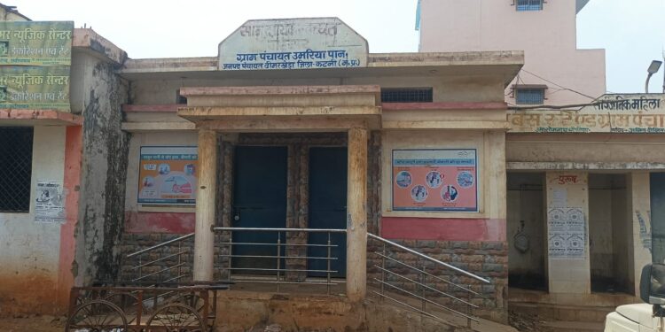 शौचालय में सफाई नहीं, फैल रही बदबू, लोग हो रहे परेशान  सीएचसी और यात्री प्रतीक्षालय के खुले न होने से यात्रियों और लोगों की बढ़ी परेशानी,शौचालय के लिए भटकते है लोग, धूप में खड़े होकर करना पड़ता है बसों का इंतजार