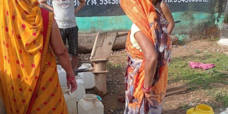 एक महीने से ज्यादा का समय बीता, नलों में नहीं पहुँच रहा बूंद भर पानी बोर बन्द होने से ग्रामीणों को नहीं मिल रहा नल जल योजना का लाभ, घरों में लगी टोंटी सूखी,नदी सूखने और जलस्तर कम होने से हैंडपंपों से कम निकल रहा पानी, ढीमरखेड़ा के घुघरी ग्राम पंचायत का मामला, शिकायत के बाद जिम्मेदार नहीं दे रहे ध्यान
