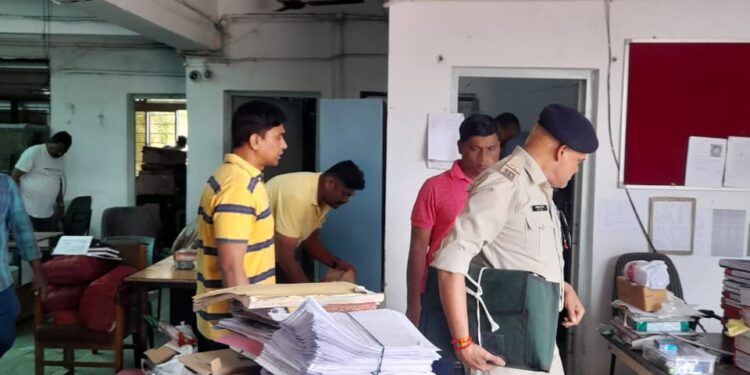 पुलिस थाना माधवनगर परिसर में स्वच्छता अभियान का आयोजन।