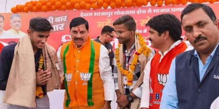 मध्य प्रदेश के मुख्यमंत्री डॉ मोहन यादव ने जयंत यादव व कुलदीप मेवाड़ा को सम्मानित किया