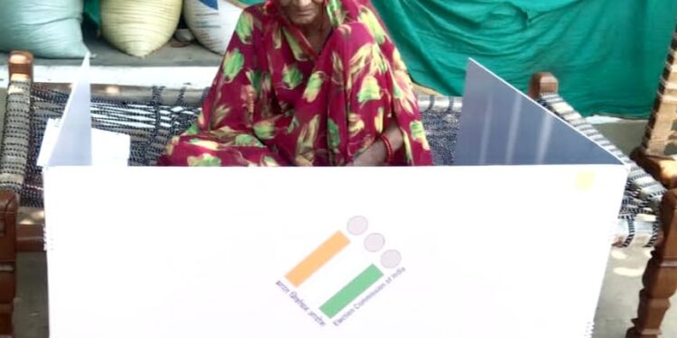 *वृद्धजनों ने घर से ही किया मतदान*