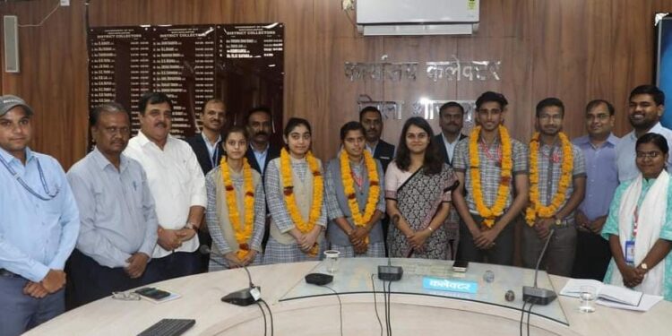 मेरिट में आने वाले विद्यार्थियों का आज कलेक्टर ने सम्मान किया