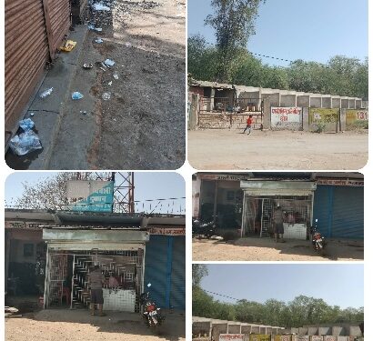 *नगर के बीच मार्केट में स्थित देशी विदेशी मंदिरा दुकान नगर की फिजा को कर रही खराब* *सुराप्रेमियों का भी लगा रहता है जमघट*