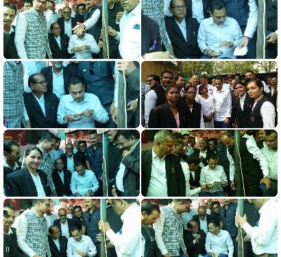 *छिंदवाड़ा लोकसभा के कांग्रेस प्रत्याशी नकुलनाथ ने जिला न्यायालय परिसर छिंदवाड़ा में हनुमान जी की पूजा कर अधिवक्ताओं से मुलाकात किया और न्याय के हक के लिए वोट मांगा और कैंटीन पहुंचकर समोसे का जायका चखा*