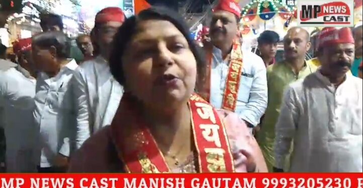 चेट्रीचंड उत्सव सिंधु नौजवान मंडल के द्वारा धूमधाम से निकाली विशाल शोभा यात्रा, शामिल हुए महापौर व मुड़वारा विधायक माला पहना कर किया सम्मान देखिऐ VIDEO