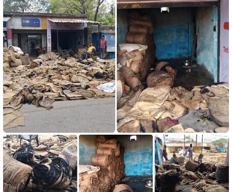 अज्ञात कारणों से लगी बारदाना की दुकान में आग, हुआ नुकसान