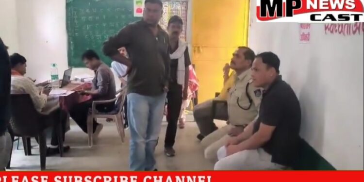 पन्ना  6 हजार की रिश्वत लेते सब इंस्पेक्टर चंद्रशेखर पांडे को लोकायुक्त पुलिस ने पकड़ा देखे VIDEO