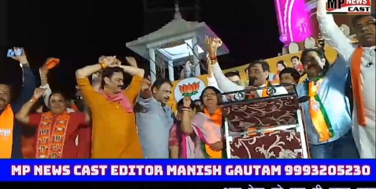 भाजपा प्रत्याशी वीडी शर्मा का आज कटनी शहर में विशाल महा जनसंपर्क रोड शो बरही रोड से स्टेशन रोड होता हुआ घंटा घर में हुआ समापन उद्बोधन में भाजपा प्रत्याशी ने सभी से मतदान करने की अपील VIDEO देखें