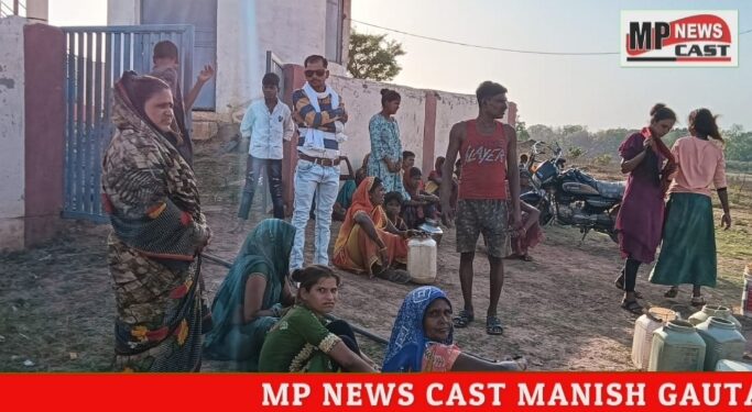 *जल संकट* *कैलवारा खुर्द झुरही टोला मे डेढ़ करोड़ से अधिक लागत से बने पानी की टंकी बनी दर्शनीय स्थल, गांव के लोग पानी के बर्तन लेकर सुबह आके करते है दर्शन* *सरपंच सहायक के जलवे* देखिये वीडियो सुनिऐ ग्रमीणों की जुबानी