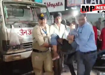 जबलपुर में पी एम मोदी का रोड शो, मंच गिरने से घायल लोगों को पुलिस की गाड़ी से अस्पताल ले जाया गया, देखें VIDEO 