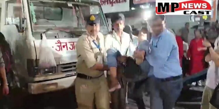जबलपुर में पी एम मोदी का रोड शो, मंच गिरने से घायल लोगों को पुलिस की गाड़ी से अस्पताल ले जाया गया, देखें VIDEO 