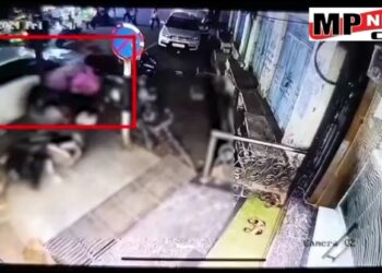 ग्वालियर  कम्पू रॉक्सी टॉकीज के पास एक ही परिवार के पांच सदस्यों को तेज रफ्तार कार ने उड़ाया, घटना का CCTV फुटेज आया सामने, देखें VIDEO