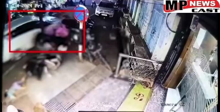 ग्वालियर  कम्पू रॉक्सी टॉकीज के पास एक ही परिवार के पांच सदस्यों को तेज रफ्तार कार ने उड़ाया, घटना का CCTV फुटेज आया सामने, देखें VIDEO