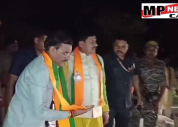 पन्ना घायलों को देखकर CM डॉ मोहन यादव और BJP प्रदेश अध्यक्ष  वीडी शर्मा ने रोका काफिला, जिले के सिमरिया गांव के पास मिनी ट्रक ओर मोटर साईकिल का हुआ था एक्सीडेंट, अपने कारकेट की एंबुलेंस से घायलों को पहुंचाया अस्पताल, मुख्यमंत्री पवई में प्रचार के बाद लौट रहे थे पन्ना, देखे VIDEO