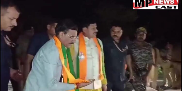 पन्ना घायलों को देखकर CM डॉ मोहन यादव और BJP प्रदेश अध्यक्ष वीडी शर्मा ने रोका काफिला, जिले के सिमरिया गांव के पास मिनी ट्रक ओर मोटर साईकिल का हुआ था एक्सीडेंट, अपने कारकेट की एंबुलेंस से घायलों को पहुंचाया अस्पताल, मुख्यमंत्री पवई में प्रचार के बाद लौट रहे थे पन्ना, देखे VIDEO