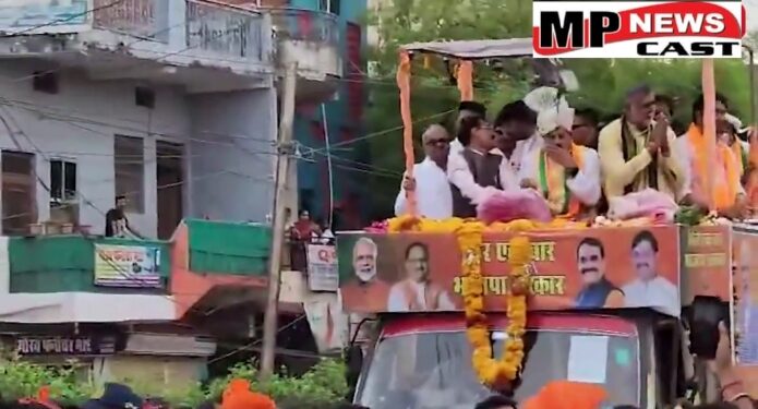 दमोह  CM डॉ मोहन यादव पहुंचे दमोह, BJP प्रत्याशी राहुल लोधी के समर्थन में निकाला रोड शो, प्रदेशाध्यक्ष वीडी शर्मा, मंत्री  प्रहलाद_पटेल भी साथ रहे मौजूद, 