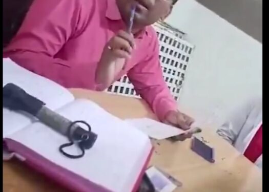 मेडिकल ऑफिसर का Video हुआ वायरल, पुलिसकर्मी से बोला, टीआई है थर्ड क्लास, नौकरी को रखता हूं जूते की नोंक पर, MLC कराने गए पुलिस स्टाफ से की अभद्रता, देखिए VIDEO