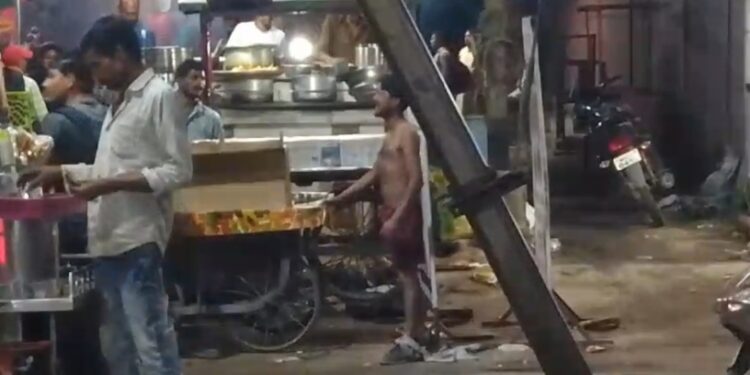 रेलवे जंक्शन के बाहर शराब ठेके पर खड़े होकर शराब पिलवाया जा रहा , स्टेशन के सामने टी शर्ट उतारकर कर रहे गाली गलोच, जी आर पी पुलिस बात चीत करने में लगी