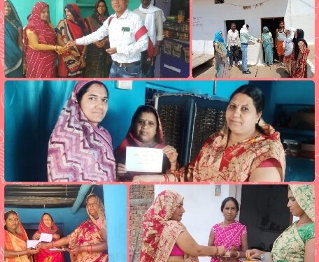 घर-घर पीले चावल देवर 26 अप्रैल को मतदान करनें दिया जा रहा बुलौआ