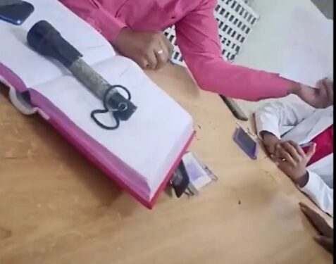 बुरहानपुर  पुलिस वालों से बदसलूकी करने वाले सरकारी डॉक्टर रघुवीर सिंह को किया गया निलंबित, थाना प्रभारी को कहा था थर्ड क्लास
