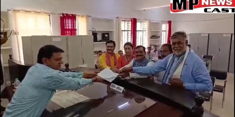 पन्ना  BJP के प्रदेश अध्यक्ष विष्णुदत्त शर्मा ने खजुराहो लोकसभा क्षेत्र से प्रत्याशी के रूप में किया नामांकन दाखिल, केंद्रीय मंत्री  स्मृति ईरानी, मंत्री प्रहलाद सिंह पटेल भी रहे मौजूद, देखे VIDEO