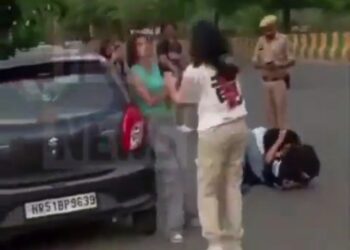 देखिऐ वायरल VIDEO पापा की परियां सडक पर ही भिड़ गई? भाषा भी देखिए बिल्कुल छपरी स्टाइल।