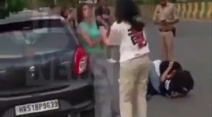 देखिऐ वायरल VIDEO पापा की परियां सडक पर ही भिड़ गई? भाषा भी देखिए बिल्कुल छपरी स्टाइल।