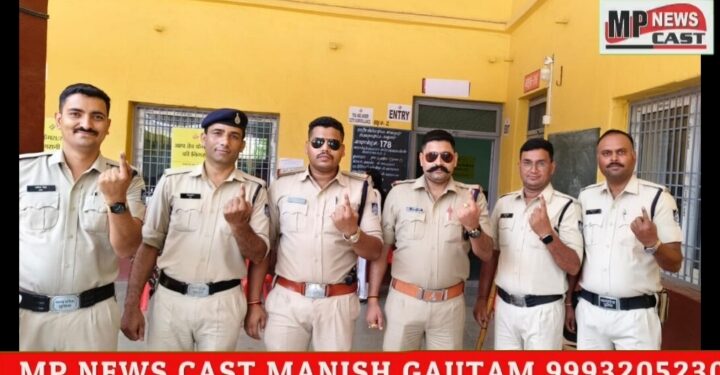 कोतवाली टी आई नें स्टाफ सहित किया अपने मताधिकार का प्रयोग, जिले वासियों से भी की मतदान की अपील