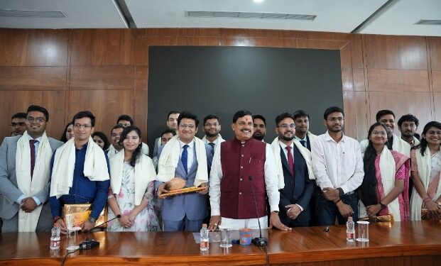 प्रदेश के मुख्यमंत्री मोहन यादव ने आज संघ लोक सेवा आयोग (UPSC) में चयनित अभ्यर्थियों के साथ भेंट की और उनसे संवाद किया। इस अवसर पर उन्होंने अभ्यर्थियों का अनुभव जाना और अपने विचार भी साझा किये।