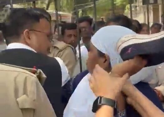 महिला ने अपने पति को जूते से पीटा देखें जूते से पिटाई का वीडियो सोशल मीडिया पर वायरल.