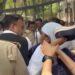 महिला ने अपने पति को जूते से पीटा देखें जूते से पिटाई का वीडियो सोशल मीडिया पर वायरल.