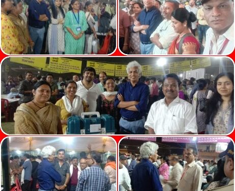 कलेक्टर ने मतदान कर्मियों को सफल एवं शांतिपूर्ण चुनाव संपन्न कराने पर बधाई दी तथा प्रशंसा पत्र भी प्रदान किये ।