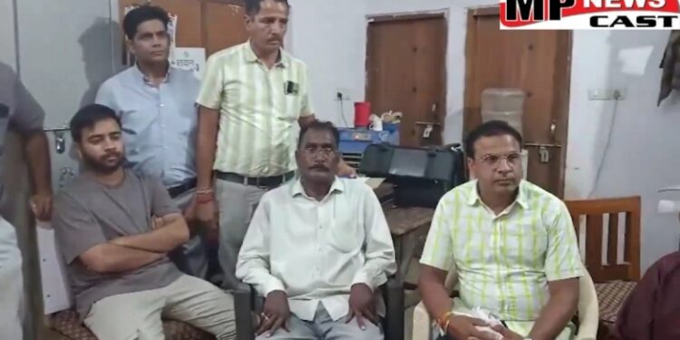 वन परिक्षेत्र कार्यालय में डिप्टी रेंजर राजेंद्र कुमार नागवंशी और रेंजर श्रेयांश जैन को 12 हजार रुपए की रिश्वत लेते रंगे हाथों पकड़ा