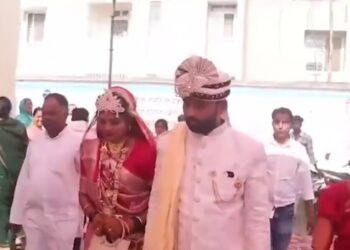 दुल्हन ने विदाई से पहले निभाया लोकतंत्र के प्रति अपना फर्ज… देखिऐ VIDEO