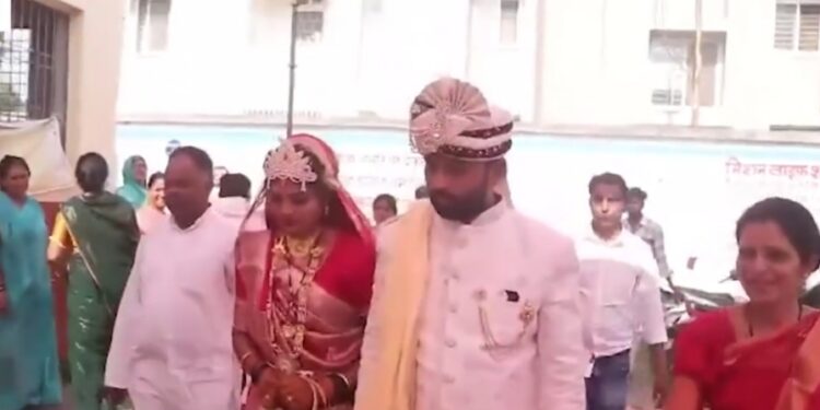 दुल्हन ने विदाई से पहले निभाया लोकतंत्र के प्रति अपना फर्ज… देखिऐ VIDEO