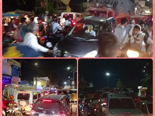 सत्यम मैरिज गार्डन के पास शादी समारोह का चल रहा कार्यक्रम अव्यवस्थित वाहनों की पार्किंग की वजह से लगा रहा लम्बा जाम, फसी रही एंबुलेंस