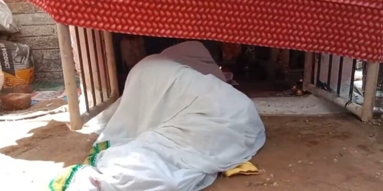 जबलपुर शहर में एक महिला के नवरात्रि में देवी मां को अपनी जीभ काटकर चढ़ा देने का आस्था  से जुड़ा देखे VIDEO