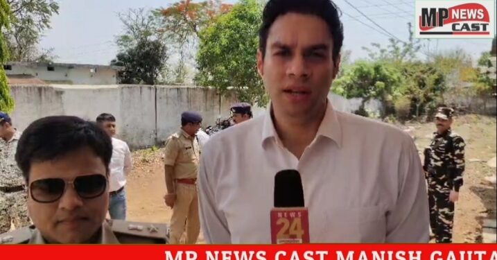 कटनी कलेक्टर अवि प्रसाद एवं पुलिस अधीक्षक अभिजीत कुमार रंजन ने उमरियापान के मतदान केन्द्रों का निरीक्षण कर वहां उपलब्ध आवश्यक व्यवस्थाओं का जायजा लिया