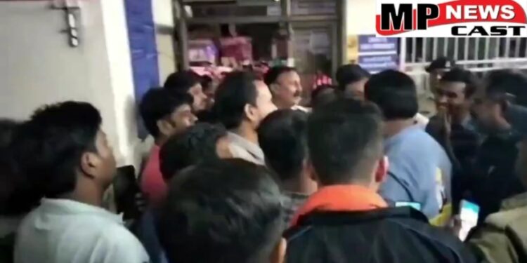 जबलपुर रीजनल न्यूज चैनल की डिबेट के दौरान भिड़ गए भाजपा और कांग्रेस कार्यकर्ता, भंवरताल पार्क में हुआ विवाद, मारपीट में एक व्यक्ति हुआ घायल, Video