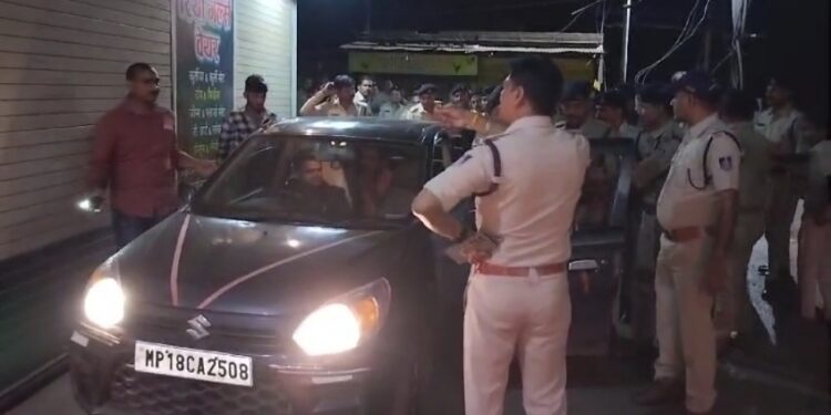 *पुलिस ने कार में चल रही दारू पार्टी को पकड़ा*