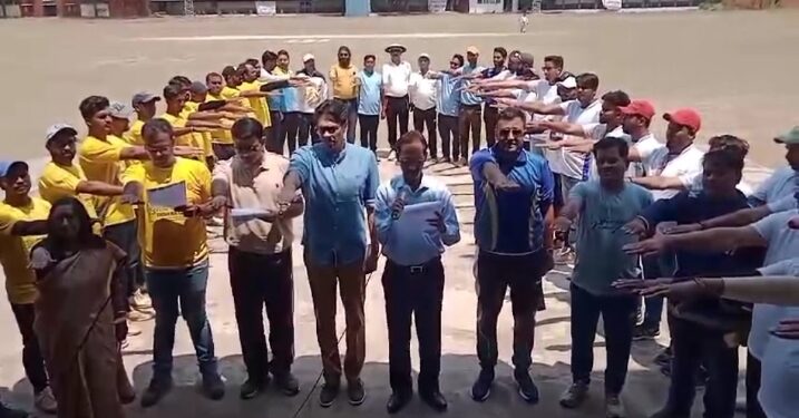 *लोकसभा निर्वाचन में मतदाता जागरूकता अभियान के तहत शनिवार को खेले गए क्रिकेट ट्रर्नामेंट प्रतियोगिता के फाइनल मैच में रेलवे XI ने प्रशासन XI को 6 विकेट से हराकर क्रिकेट ट्रर्नामेंट प्रतियोगिता की विजेता बनी*।