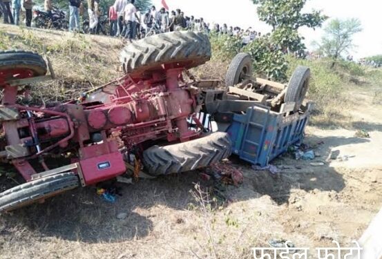 बधुआ से कुंडम की ओर आ रहा एक हार्वेस्टर करणपुरा गाँव के पुल पर पलट गया. तीन व्यक्तियों की मृत्यु