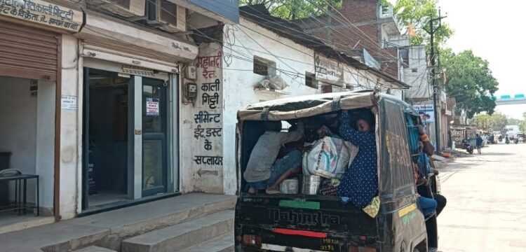 मजदूरों की जान से कर रहे खिलवाड़ ऑटो चालक