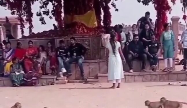 एक बार जरूर देखें आपने जीवन में ऐसी कबड्डी नही देखी होगी कबड्डी का आनंद लेते दर्शकगण