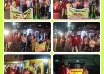 ग्राम पंचायत रीठी के बाजार में कैंडल मार्च कर दिया गया मतदाता जागरूकता का संदेश
