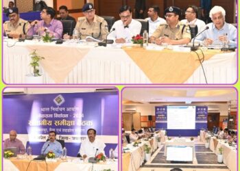 जबलपुर – प्रदेश के मुख्य निर्वाचन पदाधिकारी श्री अनुपम राजन आज यहाँ होटल कल्चुरी में आयोजित बैठक के पहले सत्र में जबलपुर संभाग के जिलों में लोकसभा चुनाव की चल रही तैयारियों की समीक्षा कर VIDEO