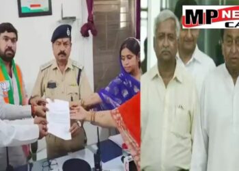 छिंदवाड़ा पूर्व सीएम कमलनाथ के बंगले पर पहुंची पुलिस, भाजपा प्रत्याशी विवेक बंटी साहू ने की थी कमलनाथ के पीए आरके मिगलानी के खिलाफ शिकायत। 20 लाख रुपए का प्रलोभन देकर फर्जी वीडियो वायरल करने का आरोप। VIDEO