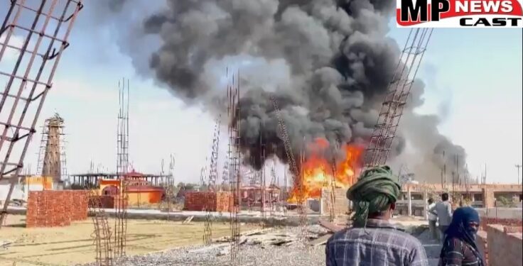 पंडोखर धाम महोत्सव के पहले साधु-संतों के लिए बनी कुटिया में अज्ञात तत्वों ने लगाई आग, कुटिया में रखा सामान जलकर हुआ खाक देखे VIDEO